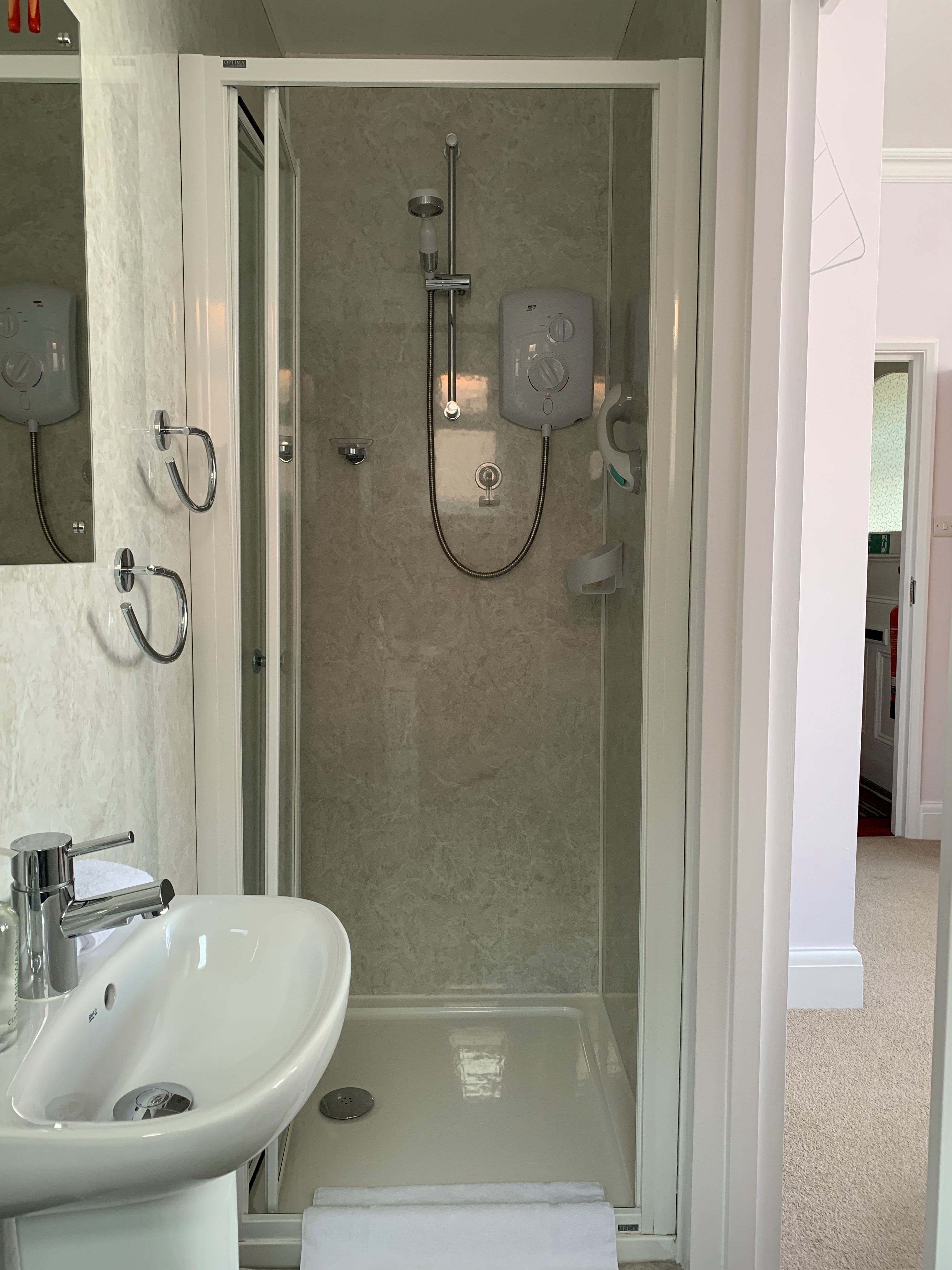 Room 6 – Ground Floor Superking/Twin Ensuite – B&B CAMELOT HOUSE